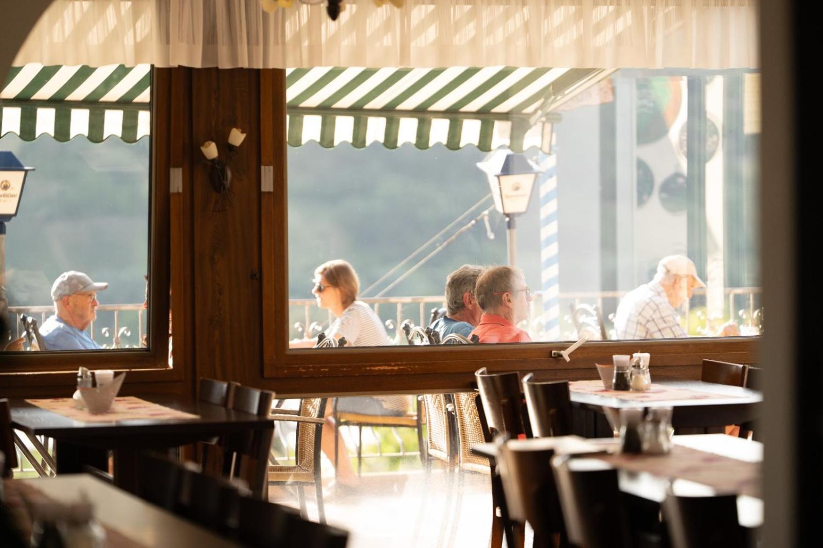 Hotel Restaurant Moselblick Wintrich Extérieur photo